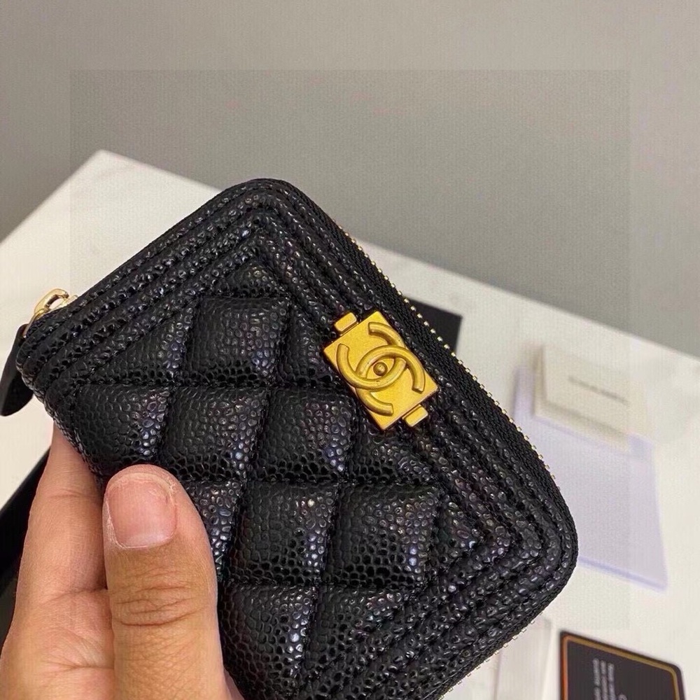 (CHANEL)Black Quilted Wallet with Gold Accent
